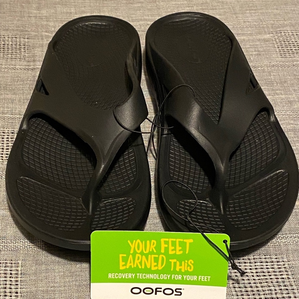 OOFOS Women's Black Recovery Sandals